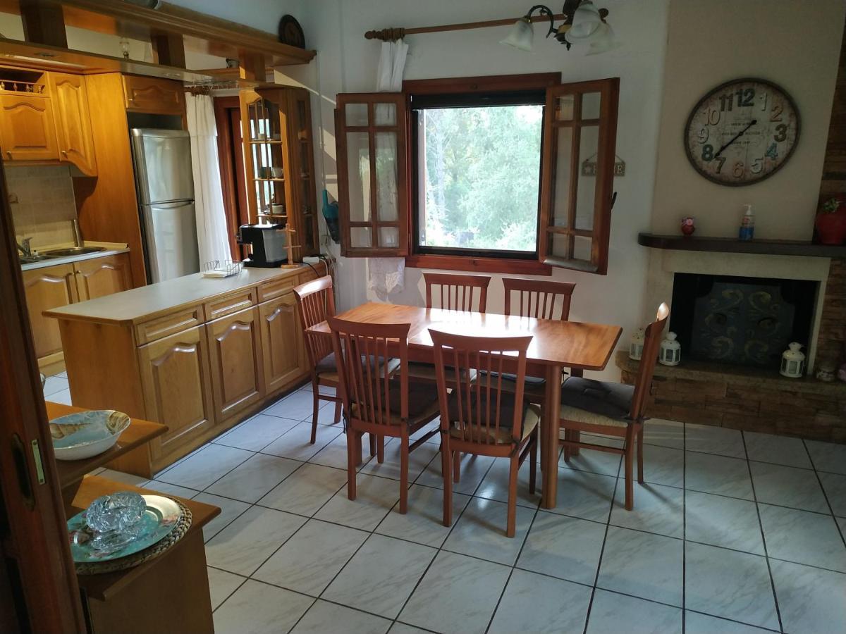 Villa Dimitris Afra Luaran gambar